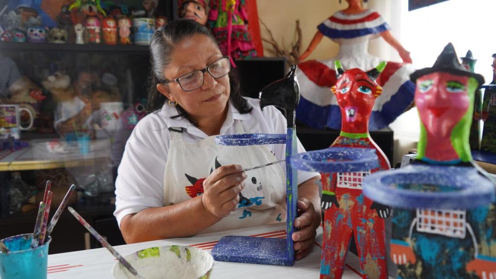 Artesana apoyada por ONU