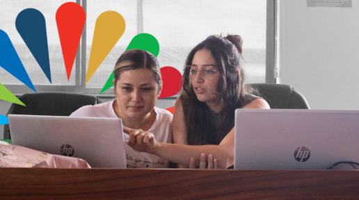 Personas usando computadora