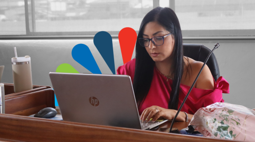 Mujer usando computadora
