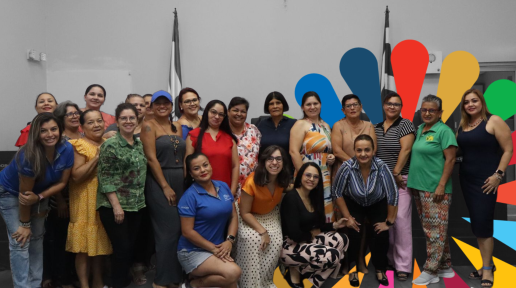 Personas sonriendo a la cámara